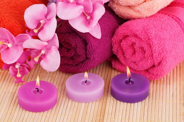 Spa Conjunto Com Toalhas Velas Flores Sobre Fundo Bambu — Fotografia de Stock