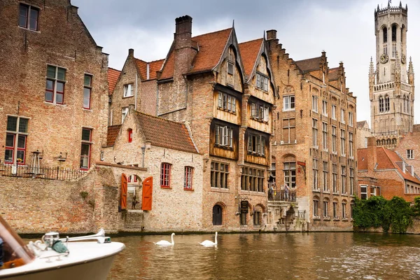 Μπριζ Βέλγιο Αύγουστος 2015 Καμπαναριό Και Μεσαιωνικά Σπίτια Στο Κανάλι — Φωτογραφία Αρχείου
