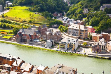 Dinant, Belçika - 24 Ağustos 2015 - evler ve kilise Belçikalı eski şehirde sahil Meuse Nehri üzerinde.