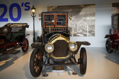 Brussels, Belçika - 25 Ağustos 2015 - Autoworld Museum, otomobil başlangıçlardan geçmişini gösteren eski araba koleksiyonu.