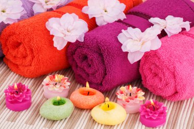 Spa havlu, mumlar ve çiçekler ile kumaş arka plan ayarla.