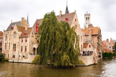 Bruges, Belçika-Ağustos 15, 2015-çan kulesi ve Brugge kanalda, Ortaçağ evleri.