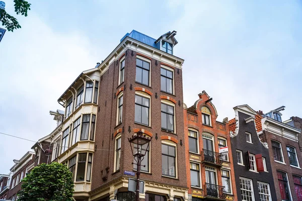 Amsterdã Holanda Agosto 2015 Velhos Edifícios Coloridos Tradicionais Lâmpada — Fotografia de Stock