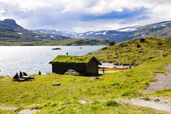 Norge Augusti 2014 Landskap Med Berg Lake Hus Och Människor — Stockfoto