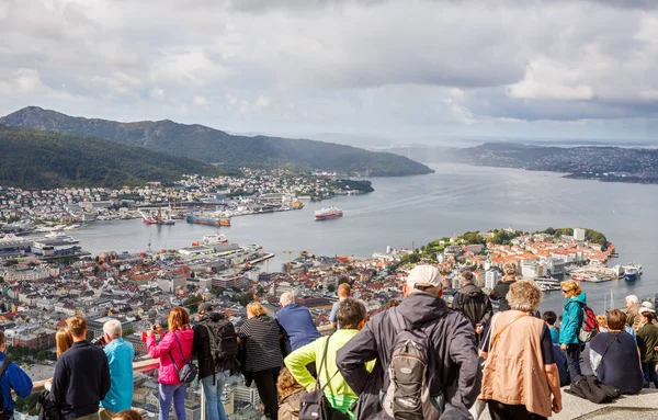 Bergen Noruega Agosto 2014 Turistas Ponto Vista Topo Cidade Norueguesa — Fotografia de Stock