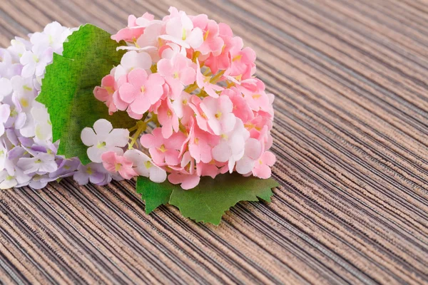 Bunte Kunstblumen Auf Stoffhintergrund Nahaufnahme — Stockfoto