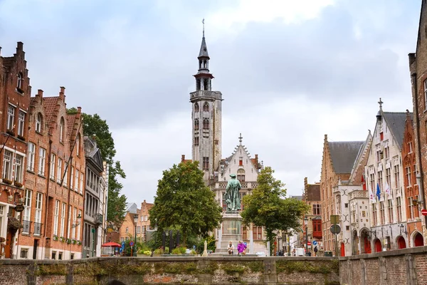 Bruges, Belçika-Brugge kanalda, 15 Ağustos, 2015-Kulesi Poortersloge, aka Burghers Lodge ve Ortaçağ evleri.