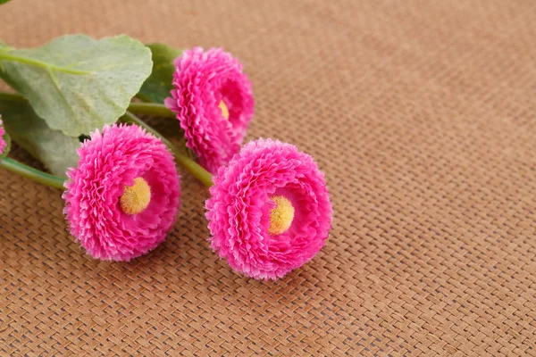 Rosa Stoffblumen Auf Bambus Hintergrund Nahaufnahme — Stockfoto