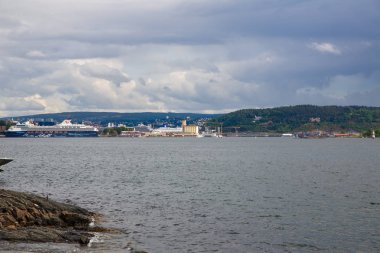 Oslo, Norveç-Ağustos 13, 2014 - gemi, tepeler ve orman sahil şeridine.