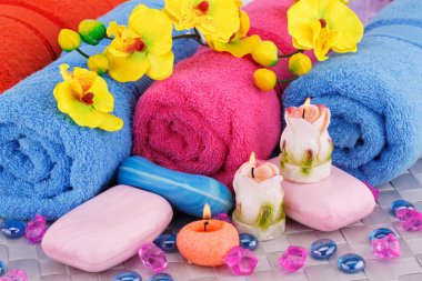 Spa havlu, mumlar, sabunlar ve çiçekler ile bambu arka plan ayarla.