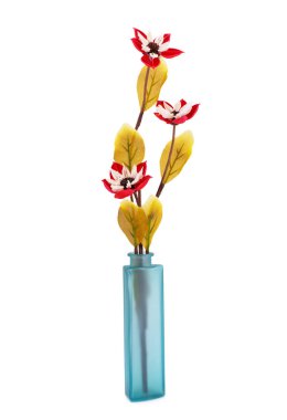 Vazoda beyaz arka plan üzerinde izole kumaş çiçekler.