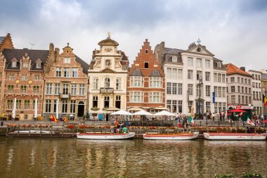 Ghent, Belçika - 14 Ağustos 2015 - eski Korenlei'ye kanal boyunca renkli geleneksel evlerde.
