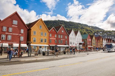 Bergen, Norveç-Ağustos 17, 2014 - turistler ve Bryggen Norveç şehir, Unesco Dünya Mirası tarihi kesiminde eski Hansa binalarda.