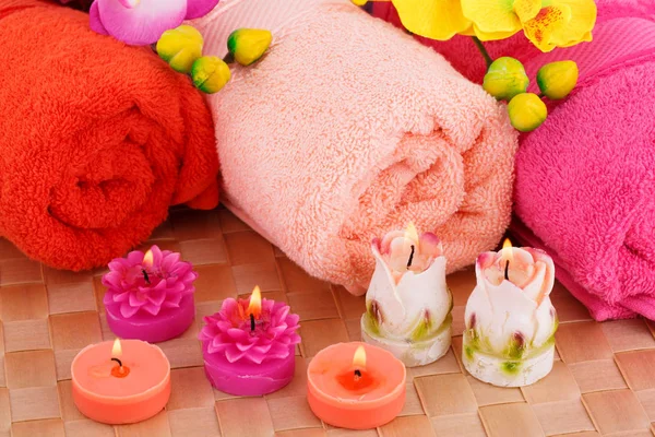 Set Spa Con Toallas Velas Flores Sobre Fondo Bambú — Foto de Stock