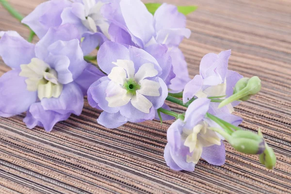 Fleurs Artificielles Violettes Sur Fond Tissu Image Rapprochée — Photo