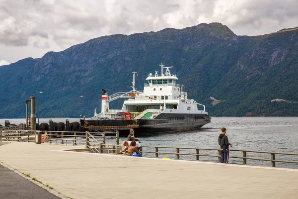 Noruega Agosto 2014 Nave Ferries Con Automóviles Pasajeros Puerto Fiordos — Foto de Stock