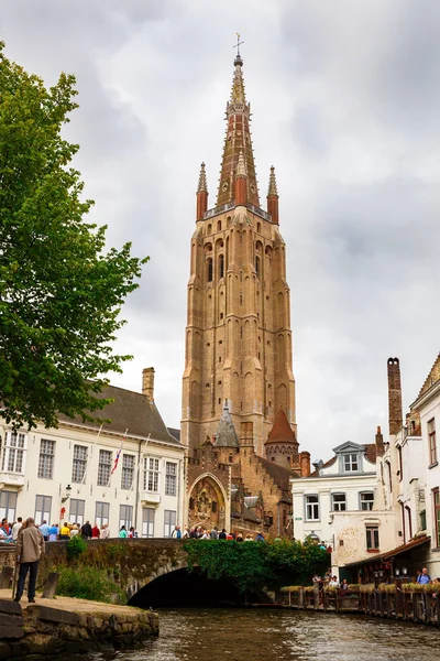 Bruges Belgium Augusztus 2015 Templom Miasszonyunk Középkori Házak Csatorna Brugge — Stock Fotó
