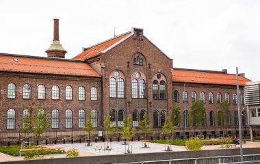Oslo, Norveç-Ağustos 13, 2014 - eski bina cephe ve kadınlar bankta.