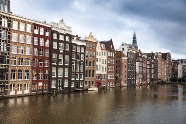 Amsterdam, Hollanda-Ağustos 18, 2015 - geleneksel eski renkli binalar kanal ve Hollanda başkentinde tekneler.