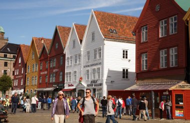 Bergen, Norveç-Ağustos 17, 2014 - turistler ve Bryggen Norveç şehir, Unesco Dünya Mirası tarihi kesiminde eski Hansa binalarda.