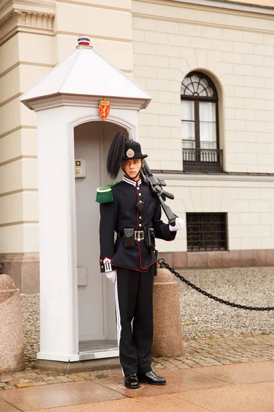 Oslo Norwegia Sierpnia 2014 Guard Przed Pałacem Królewskim Stolicy Norwegii — Zdjęcie stockowe