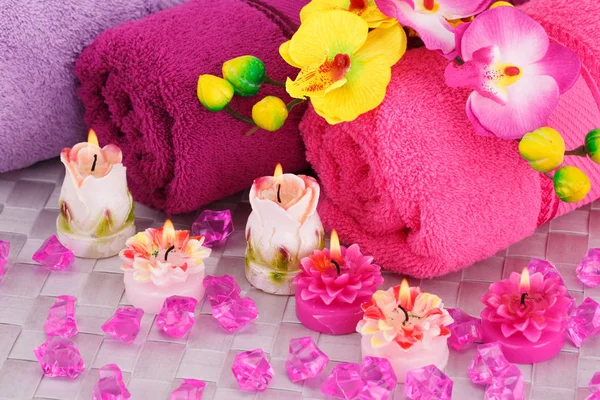 Spa Zestaw Ręcznikami Świece Kwiaty Tle Bambus — Zdjęcie stockowe