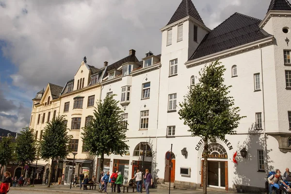 Bergen Noorwegen Augustus 2014 Oude Gebouw Mensen Noorse Stad — Stockfoto