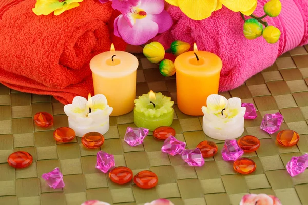 Spa Conjunto Com Toalhas Velas Flores Sobre Fundo Bambu — Fotografia de Stock