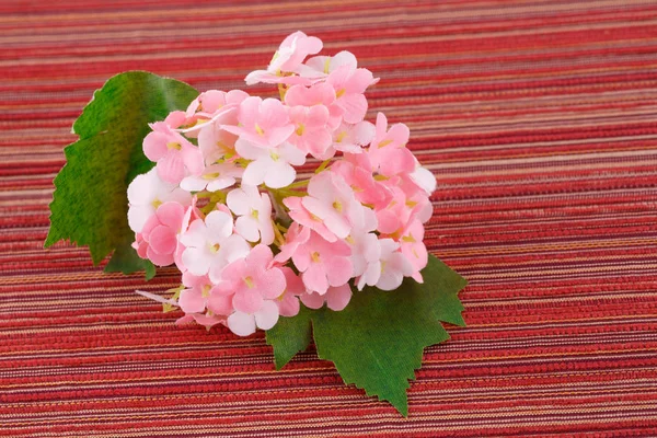 Rosa Kunstblumen Auf Stoff Hintergrund Nahaufnahme Bild — Stockfoto