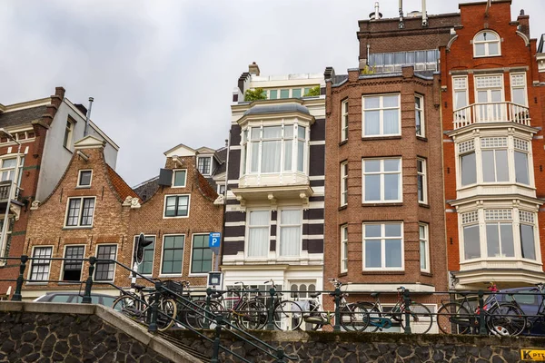 Άμστερνταμ Ολλανδία Αυγούστου 2015 Παλιά Παραδοσιακά Κτίρια Και Ποδήλατα Θέα — Φωτογραφία Αρχείου