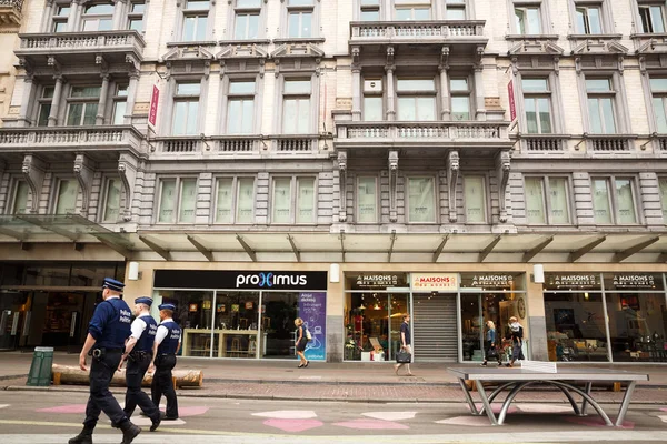 Brüssel Belgien August 2015 Drei Bewaffnete Belgische Polizisten Gehen Auf — Stockfoto