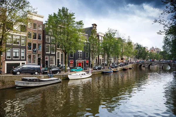 Άμστερνταμ Ολλανδία Αυγούστου 2015 Γέφυρα Ποδήλατα Διώρυγα Βάρκες Αυτοκίνητα Και — Φωτογραφία Αρχείου