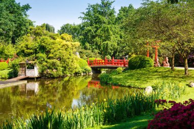Ahşap Bridge'de kırmızı Hagenbeck Bahçesi, Hamburg, Almanya ile manzara.
