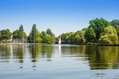 Hamburg, Almanya - 6 Haziran 2016 - Yelkenli tekneler Alster Gölü üzerinde kişi ile.