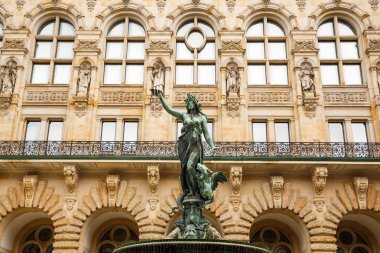 Hygieia sağlık ve hijyen n avlunun Hamburg City Hall (Rathaus), Almanya tanrıça heykeli.