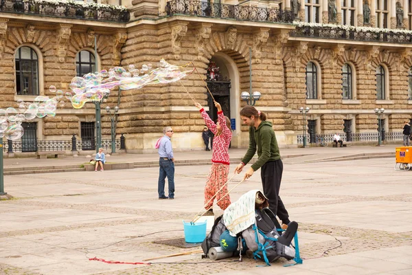 Hamburk Německo Srpna 2016 Neznámý Street Umělci Tvoří Velké Mýdlové — Stock fotografie