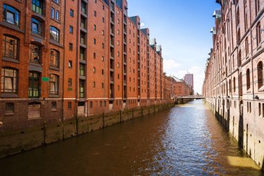 Elbe Nehri, köprü ve binalarda, Hamburg, Almanya bölgesinde Speicherstadt (ambar) Kanal.