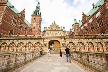 Rönesans Frederiksborg Kalesi (Frederiksborg yuvası, XVII yüzyılda Hillerod, Danimarka - 20 Ağustos 2017 - dış görünümü).