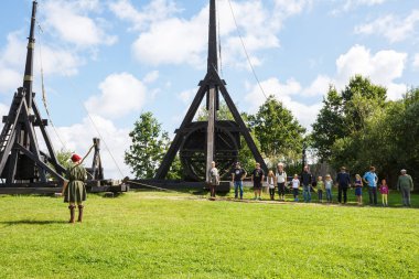 Sundby Lolland, Danimarka - 21 Ağustos 2017 - Orta Çağ Merkezi, deneysel yaşam ortaçağ trebuchet Tarih Müzesi.