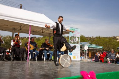 Limnatis, Kıbrıs - 4 Mart 2018 - Kıbrıs dansçı yıllık çiçek açan, geleneksel giysiler içinde badem ağacı Festivali.