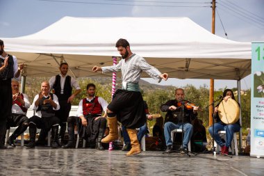 Limnatis, Kıbrıs - 4 Mart 2018 - Kıbrıs dansçı yıllık çiçek açan, geleneksel giysiler içinde badem ağacı Festivali.