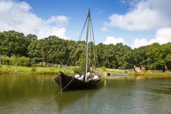 Das Mittelalterliche Boot Mittelalterlichen Zentrum Das Experimentelle Lebendige Geschichtliche Museum — Stockfoto