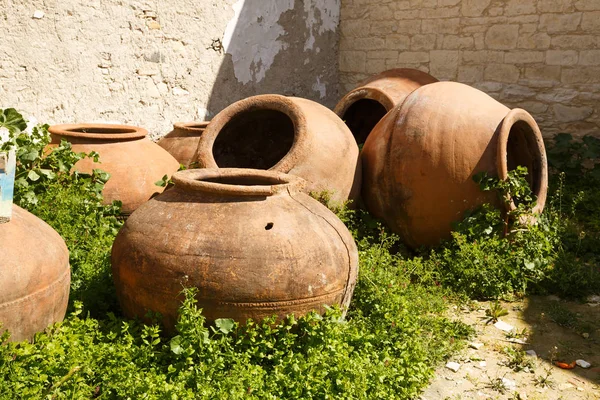 Stare Gliny Wina Dzbanki Ścianie Domu Cypr — Zdjęcie stockowe
