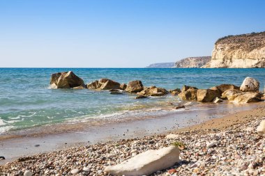 Mavi Akdeniz dağlar ve Kıbrıs'ta taşlar ile.