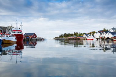 Tipik rorbu ve Lofoten Adaları, Norveç tekneler ile balıkçı köyü Sorvagen görünümünü.