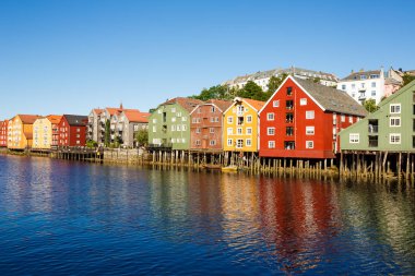 Eski evlerde renkli Nidelva nehir setin Trondheim, Norveç.