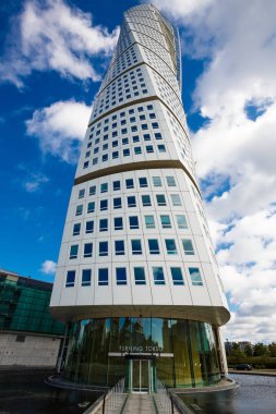 Malmö, İsveç - 20 Ağustos 2017 - Turning Torso modern gökdelen gökyüzü arka plan üzerinde bükülmüş.