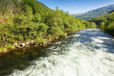 Yatay, dağ ve nehir Norveç ' in güneşli bir gün.