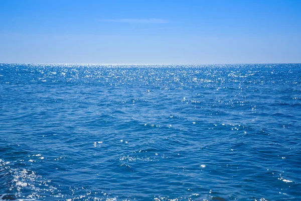 Blå Medelhavet Med Glittrande Yta — Stockfoto