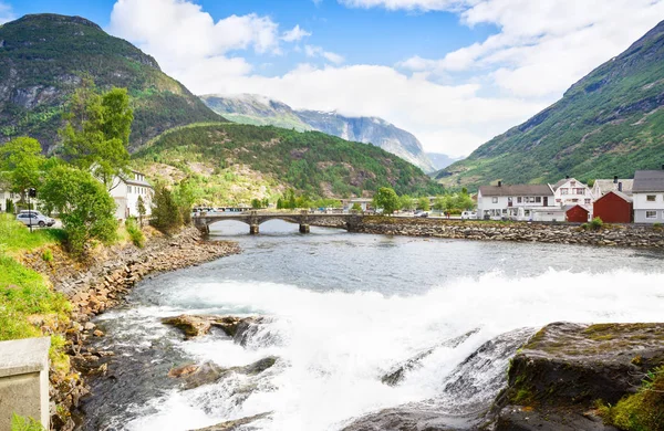 Paisaje Con Montañas Casas Puente Río Hellesylt Noruega —  Fotos de Stock